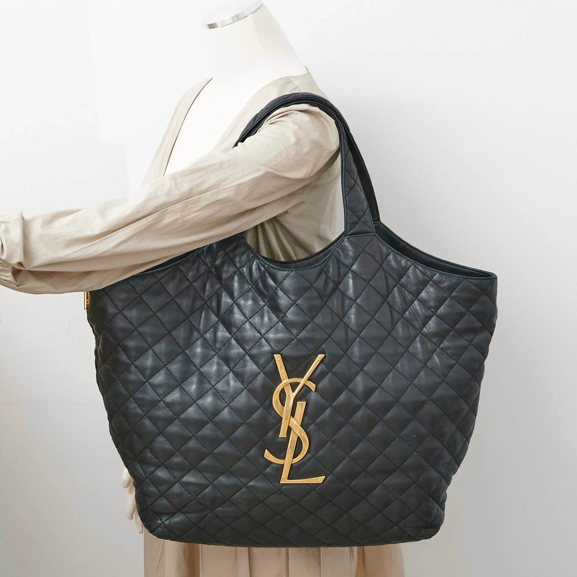 Saint Laurent Maxi Shopping Bag Quilted Lambskin Black